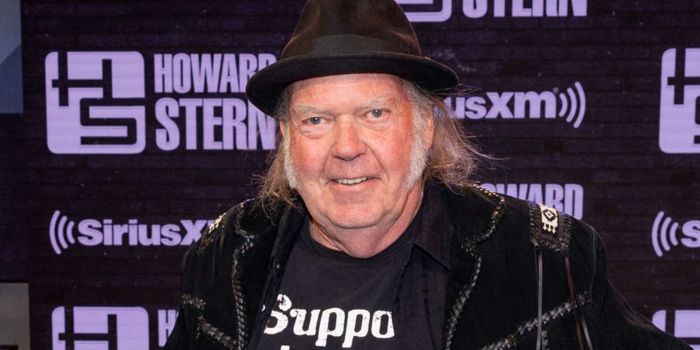 who is touring with neil young